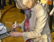  Jutta Speidel schreibt Autogramme